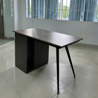 Bàn Làm Việc Chân Sắt Có Hộc - BLV120