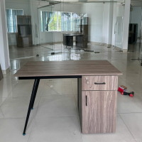 Bàn Làm Việc Chân Sắt Có Hộc - BLV120