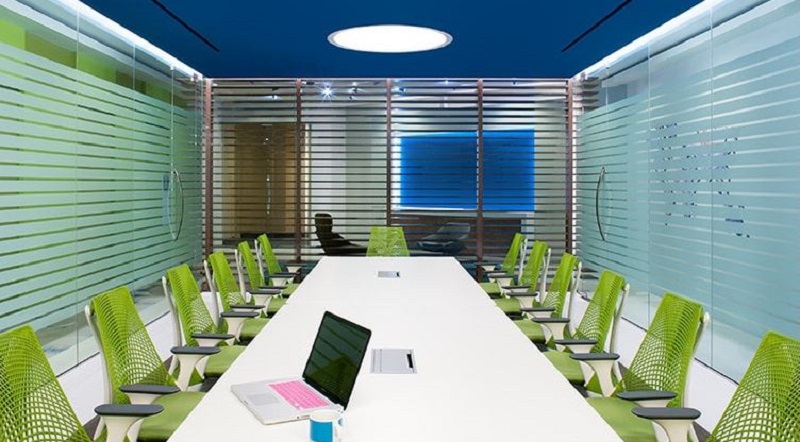 Bàn ghế họp văn phòng màu xanh hiện đại