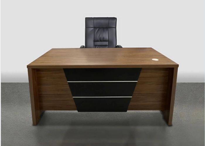 Bàn cho giám đốc yếm chữ V kẻ sọc phá cách