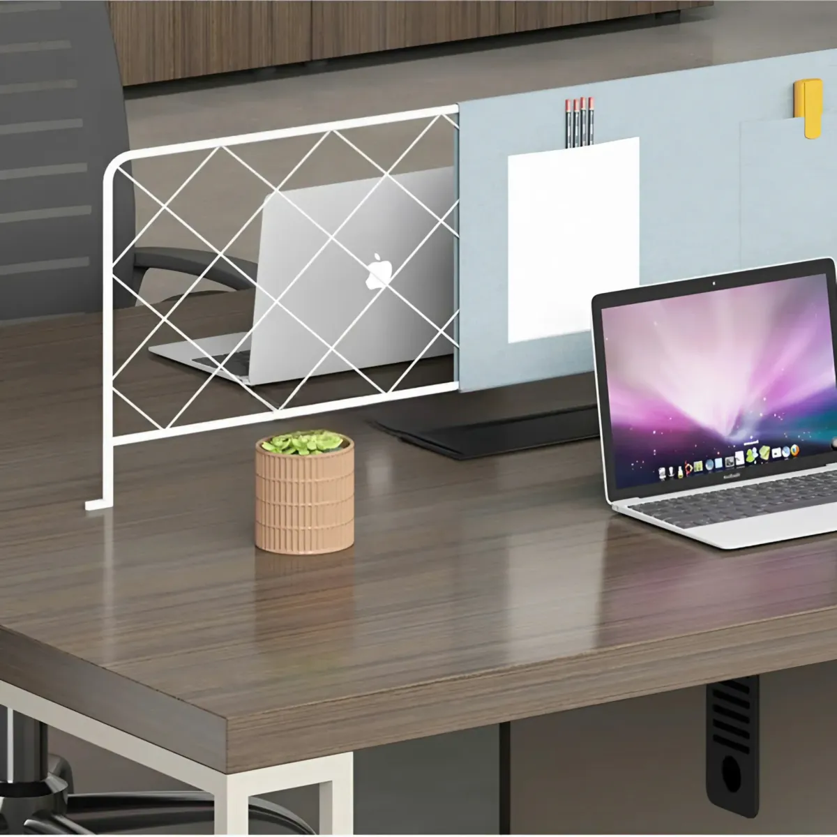 Cụm bàn làm việc 2 người có vách lưới sắt trang trí đẹp, tích hợp tủ và khay tài liệu trong văn phòng hiện đại