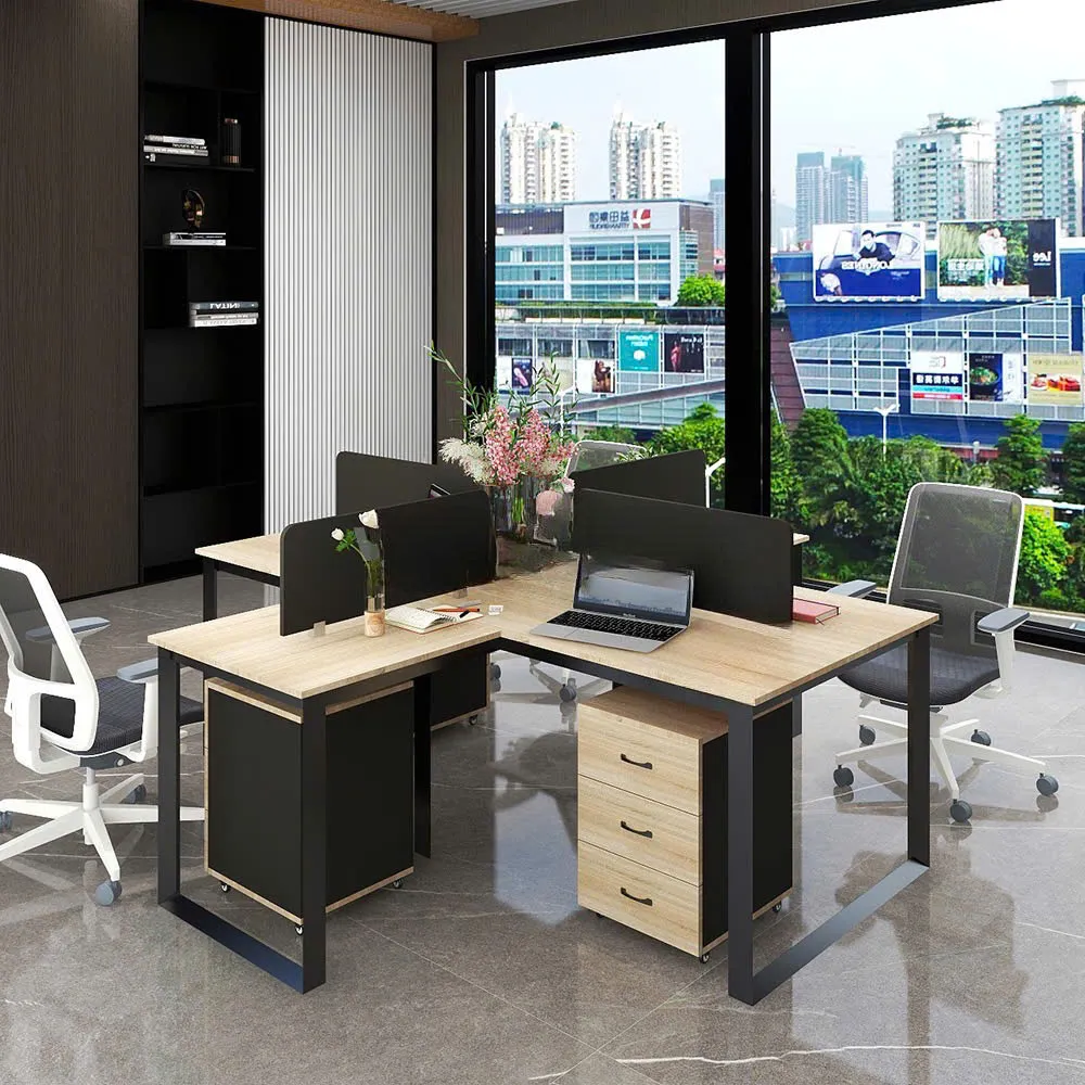 Cụm bàn làm việc 4 người hình chữ thập, thiết kế độc đáo với mặt gỗ sáng và ghế lưới văn phòng hiện đại