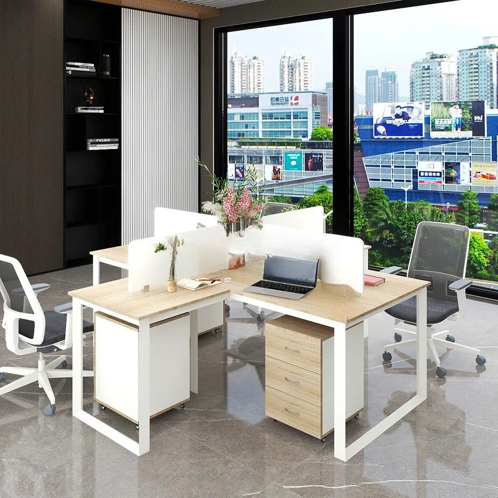 Cụm bàn làm việc 4 người hình chữ thập, thiết kế độc đáo với mặt gỗ sáng và ghế lưới văn phòng hiện đại