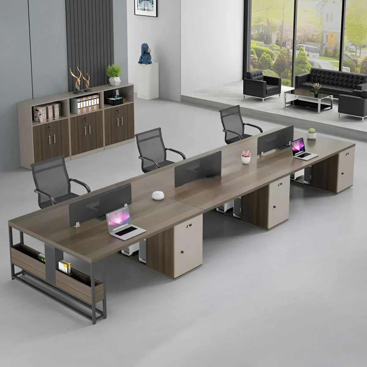 Cụm bàn làm việc 6 người hiện đại với vách ngăn che tinh tế và ghế xoay trong không gian văn phòng sáng