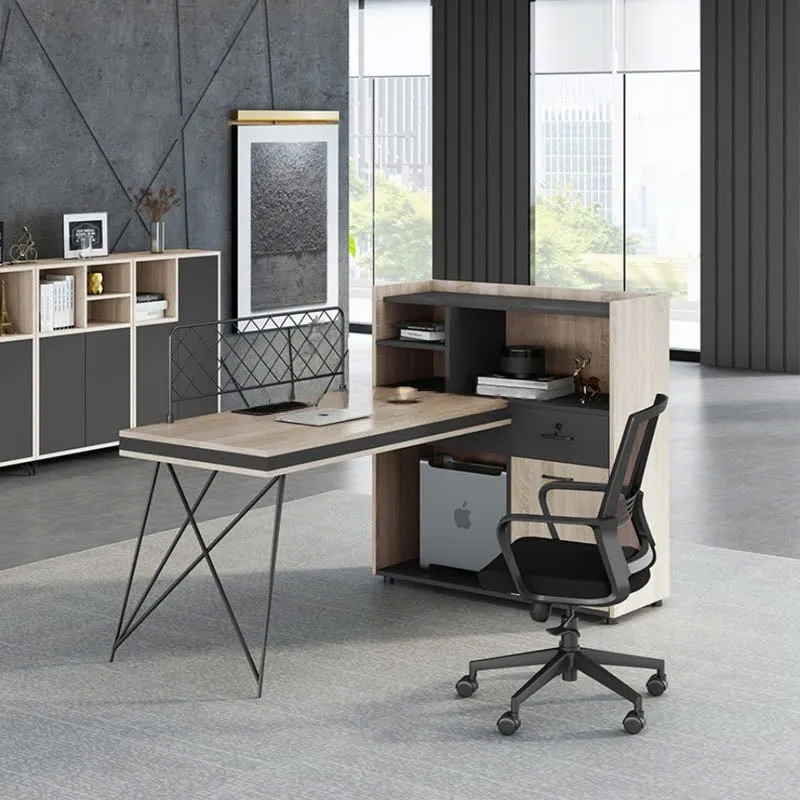 Cụm bàn làm việc chân sắt phối kệ sách có vách lưới ngăn chia, tone màu gỗ sáng kết hợp đen sang trọng, đặt trong không gian văn phòng hiện đại.