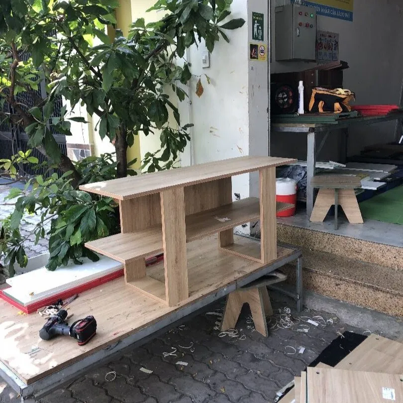 Kệ tivi 2 tầng bằng gỗ hiện đại, có không gian lưu trữ tiện dụng, phù hợp phòng ngủ hoặc phòng khách nhỏ