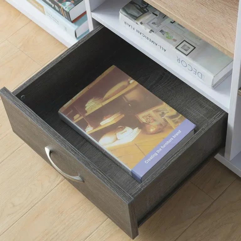Kệ tivi dáng thấp với ngăn kéo trung tâm và kệ mở hai bên, chất liệu gỗ MDF, thiết kế hiện đại, đặt trong phòng khách.