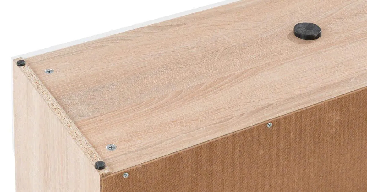 Kệ tivi dáng trung với thiết kế 2 ngăn kéo và 2 kệ mở đôi, chất liệu gỗ MDF, phối màu trắng – vân gỗ sáng, đặt trong không gian phòng khách hiện đại.