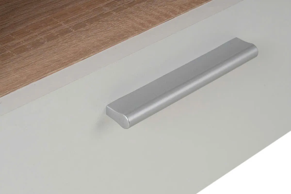 Kệ tivi dáng trung với thiết kế 2 ngăn kéo và 2 kệ mở đôi, chất liệu gỗ MDF, phối màu trắng – vân gỗ sáng, đặt trong không gian phòng khách hiện đại.