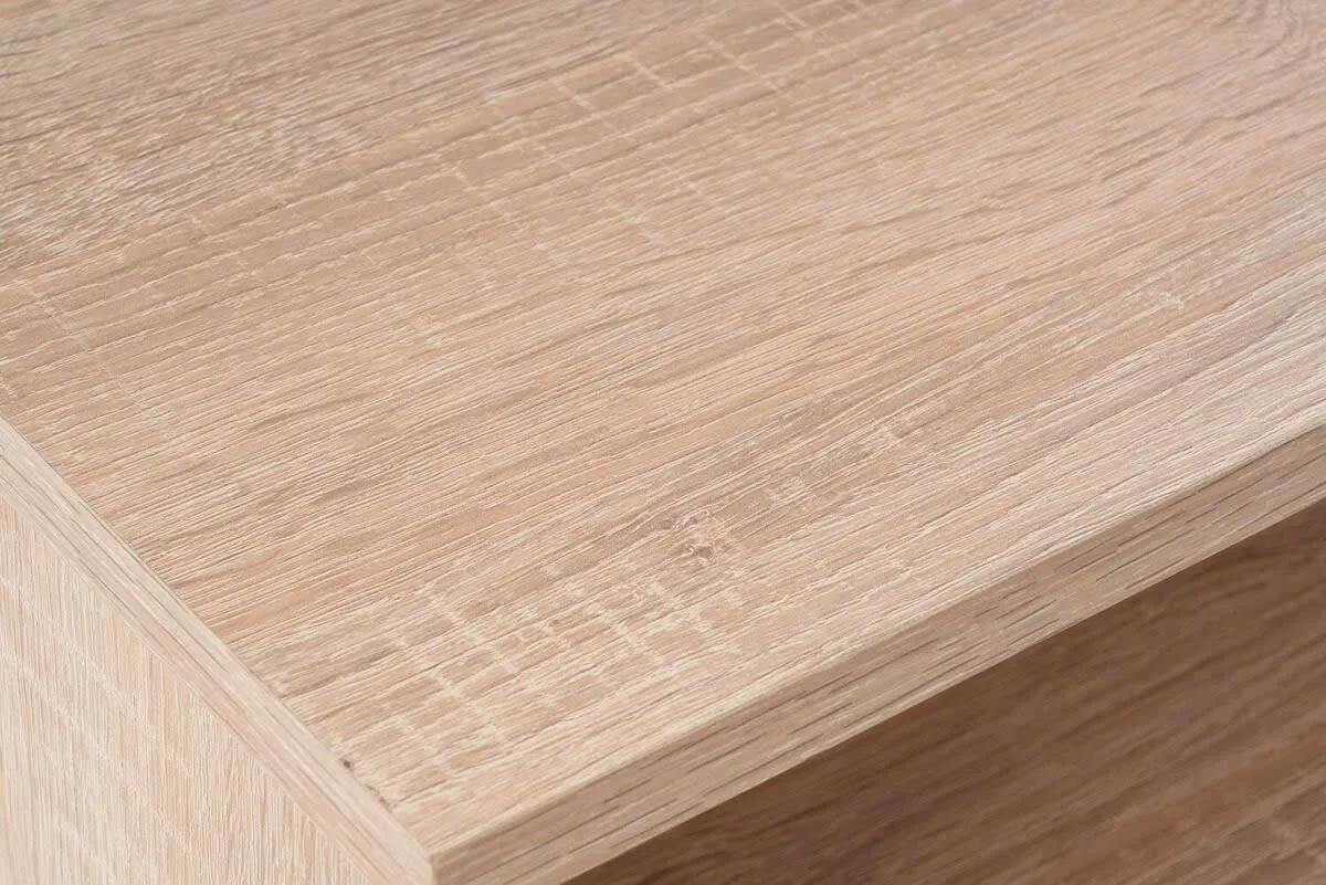 Kệ tivi dáng trung với thiết kế 2 ngăn kéo và 2 kệ mở đôi, chất liệu gỗ MDF, phối màu trắng – vân gỗ sáng, đặt trong không gian phòng khách hiện đại.