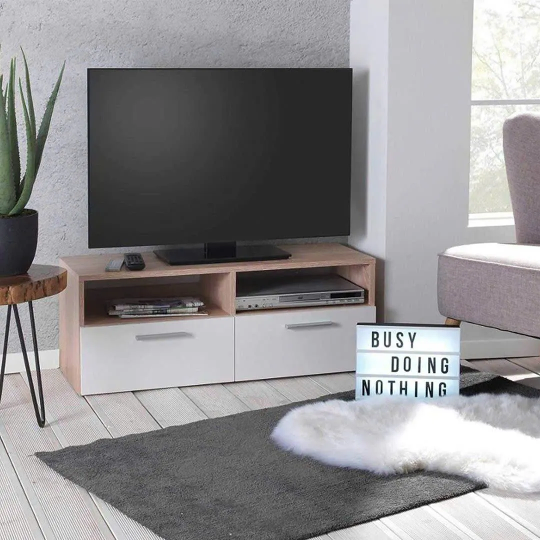 Kệ tivi dáng trung với thiết kế 2 ngăn kéo và 2 kệ mở đôi, chất liệu gỗ MDF, phối màu trắng – vân gỗ sáng, đặt trong không gian phòng khách hiện đại.
