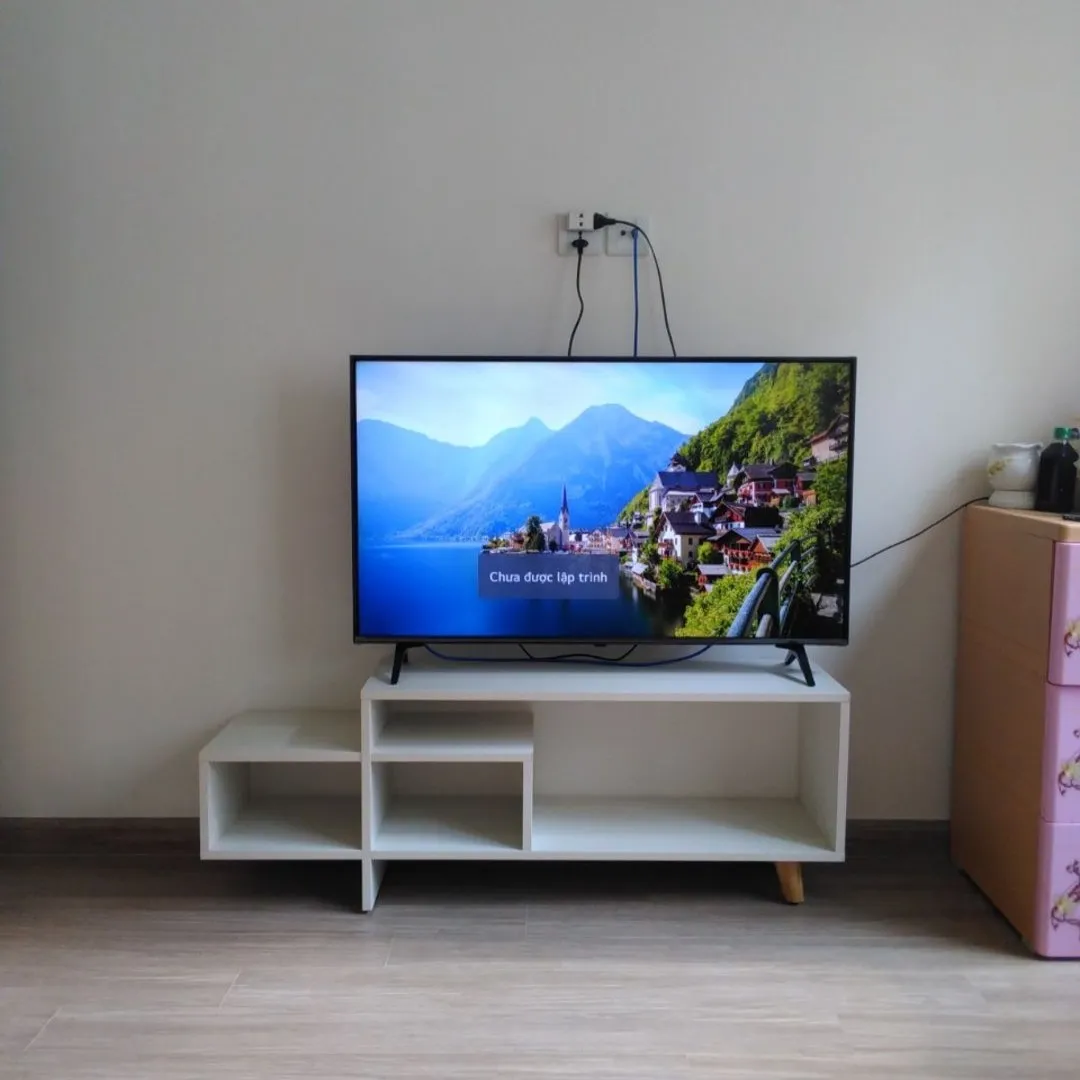 Kệ tivi dáng trung bằng gỗ công nghiệp, thiết kế lệch độc đáo, có nhiều ngăn trang trí tiện dụng, phù hợp nội thất phòng khách phong cách hiện đại.