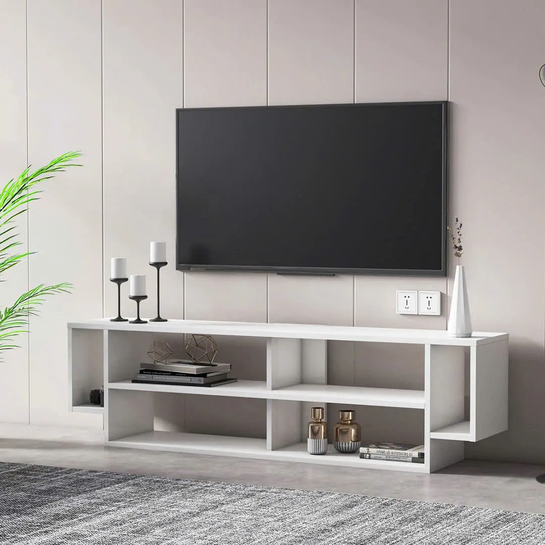 Kệ tivi dáng thấp bằng gỗ công nghiệp, thiết kế nhiều ngăn kệ mở, màu trắng hiện đại, đặt trong không gian nội thất phòng khách tối giản và sang trọng.