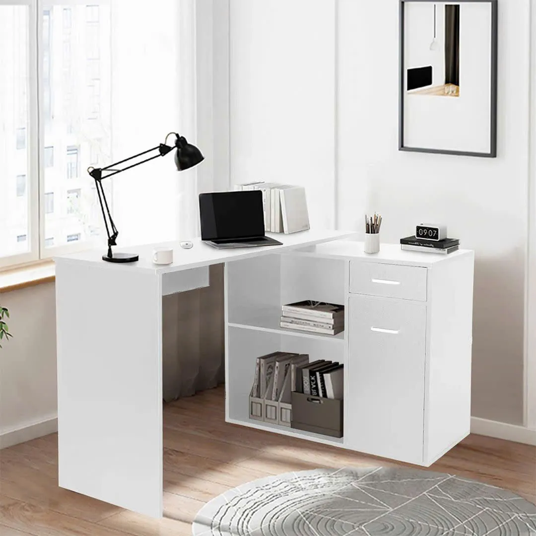 Bàn làm việc gỗ kiểu góc, có hộc tủ và kệ mở tích hợp bên hông, phù hợp học tập và làm việc tại nhà