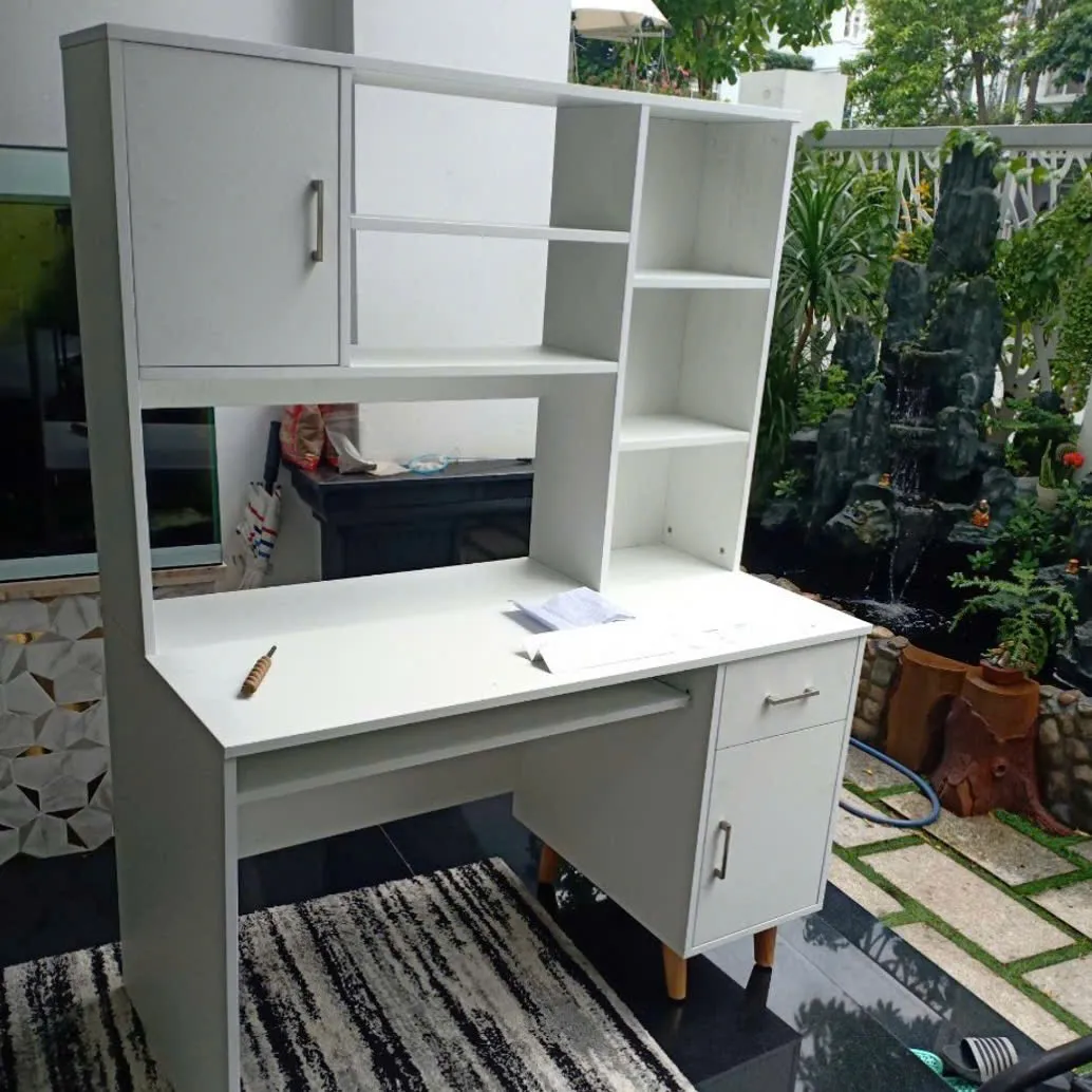 Bàn làm việc gỗ có tủ, kệ sách nhiều tầng, thiết kế linh hoạt và tiện lợi