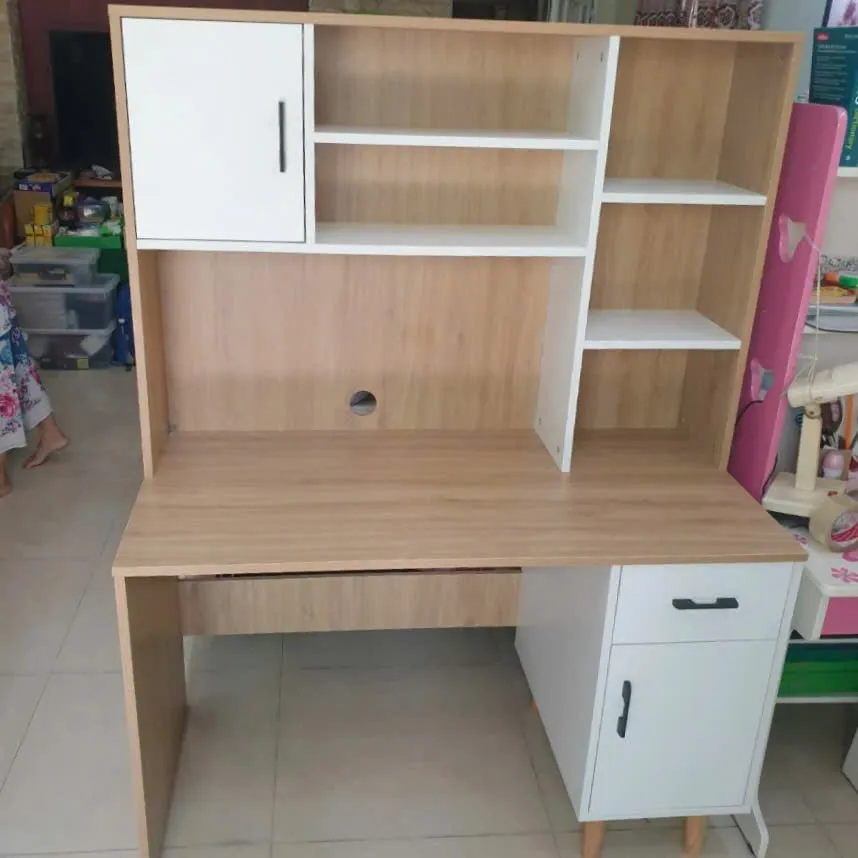 Bàn làm việc gỗ có tủ, kệ sách nhiều tầng, thiết kế linh hoạt và tiện lợi