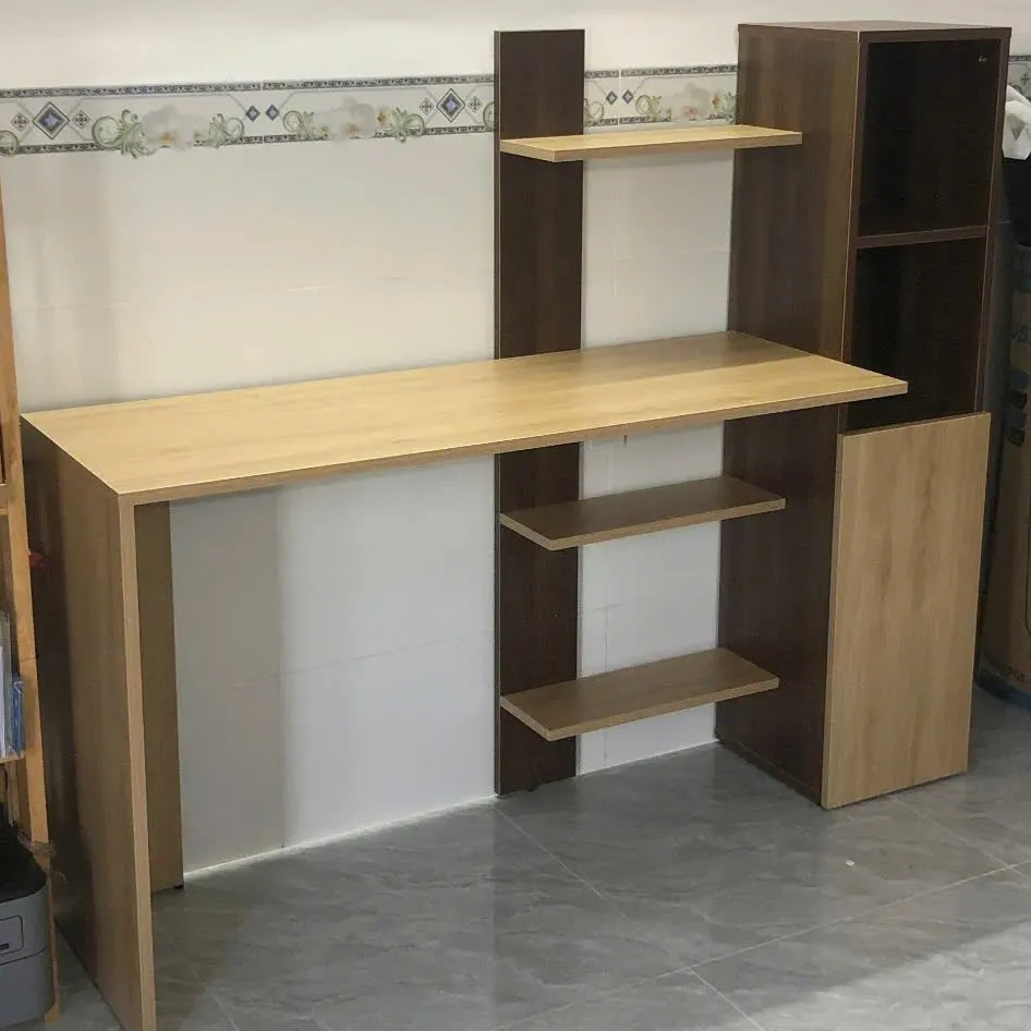 Bàn làm việc gỗ thiết kế dài, kèm kệ trang trí và tủ đựng đa năng bên hông