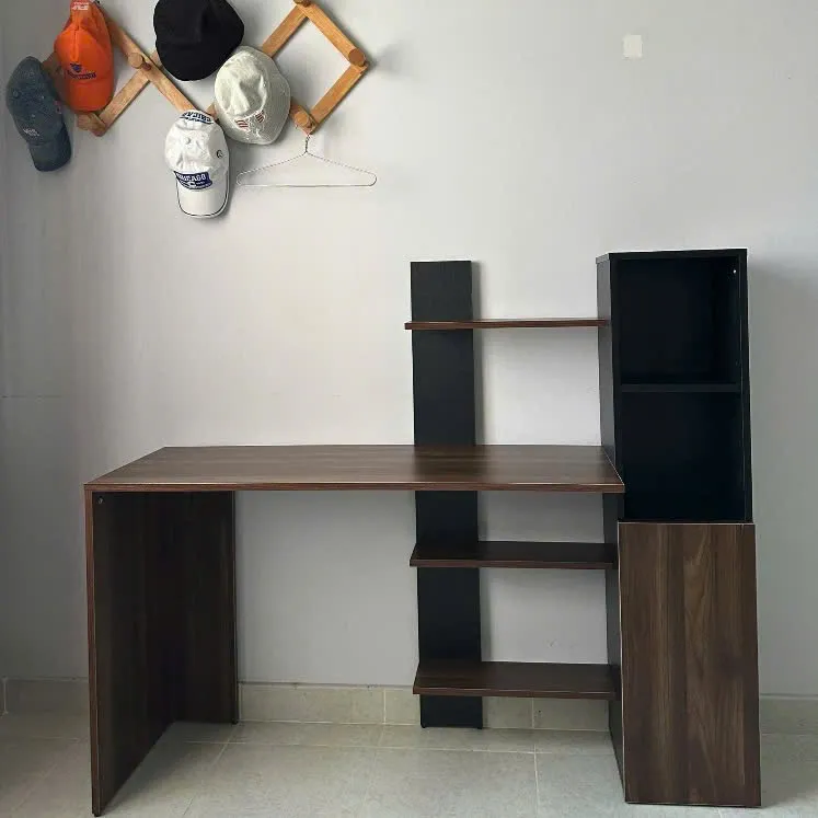 Bàn làm việc gỗ thiết kế dài, kèm kệ trang trí và tủ đựng đa năng bên hông