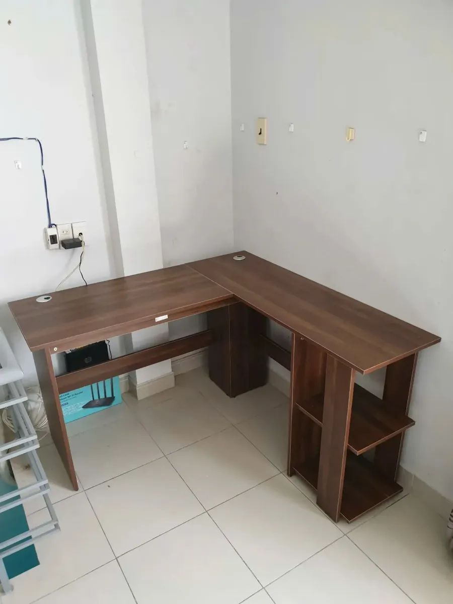 Bàn Làm Việc Gỗ hiện đại với thiết kế kệ mở tích hợp bên hông, giúp lưu trữ sách vở và đồ dùng tiện lợi, phù hợp học tập và làm việc tại nhà.