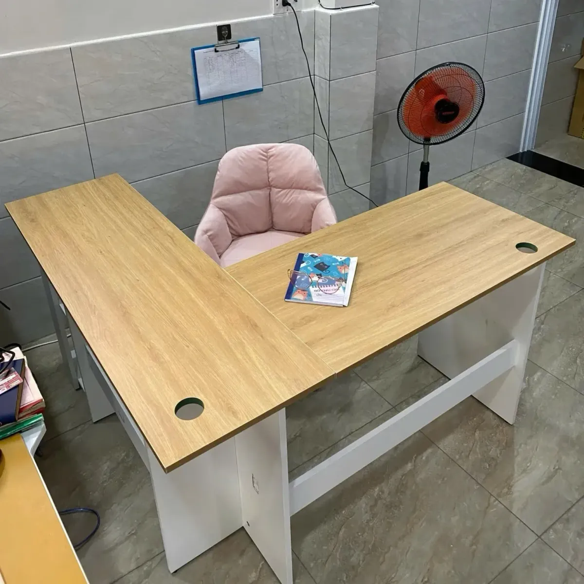 Bàn Làm Việc Gỗ hiện đại với thiết kế kệ mở tích hợp bên hông, giúp lưu trữ sách vở và đồ dùng tiện lợi, phù hợp học tập và làm việc tại nhà.