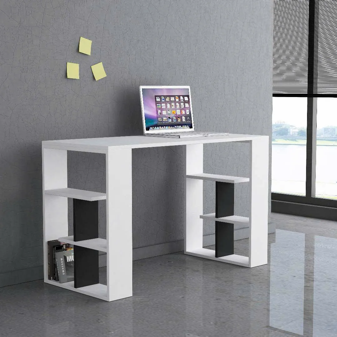 Bàn làm việc gỗ màu trắng, thiết kế tối giản với kệ lưu trữ hai bên, đặt trong không gian hiện đại với cửa kính lớn và sàn nhà sáng bóng.
