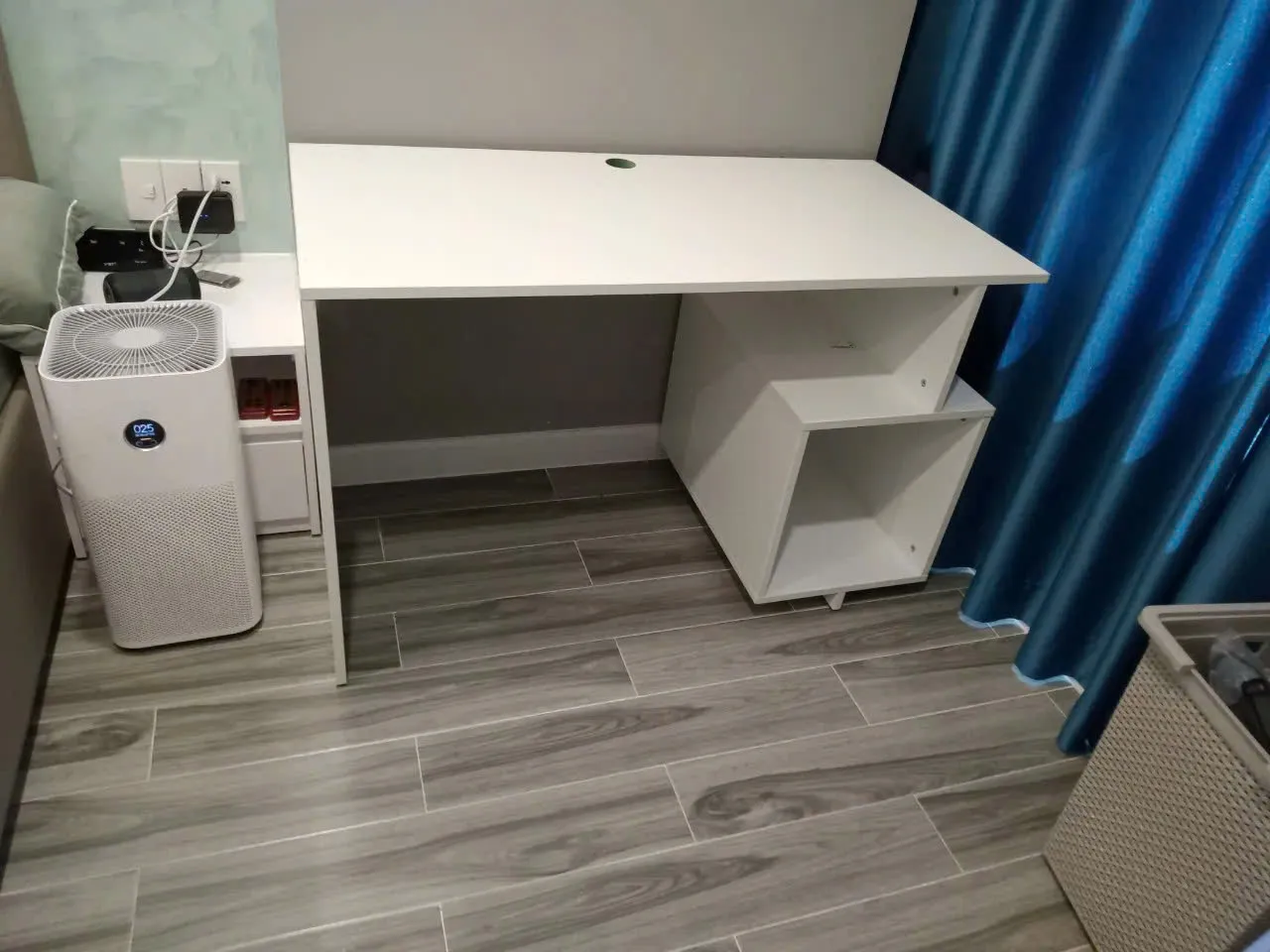 Bàn làm việc gỗ thiết kế tối giản, tích hợp kệ vuông bên hông, phù hợp học tập và làm việc tại nhà