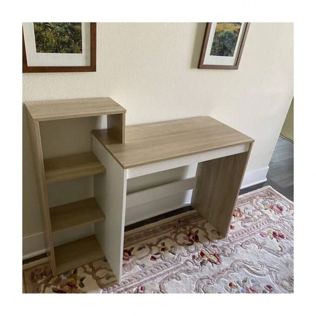 Bàn làm việc gỗ tối giản có kệ mở 3 tầng bên hông, thiết kế nhỏ gọn, phù hợp học tập và làm việc tại nhà