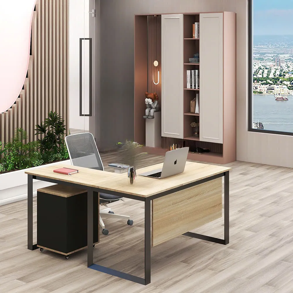 Bàn làm việc chân sắt chữ L yếm lửng, mặt gỗ sáng, thiết kế tối giản