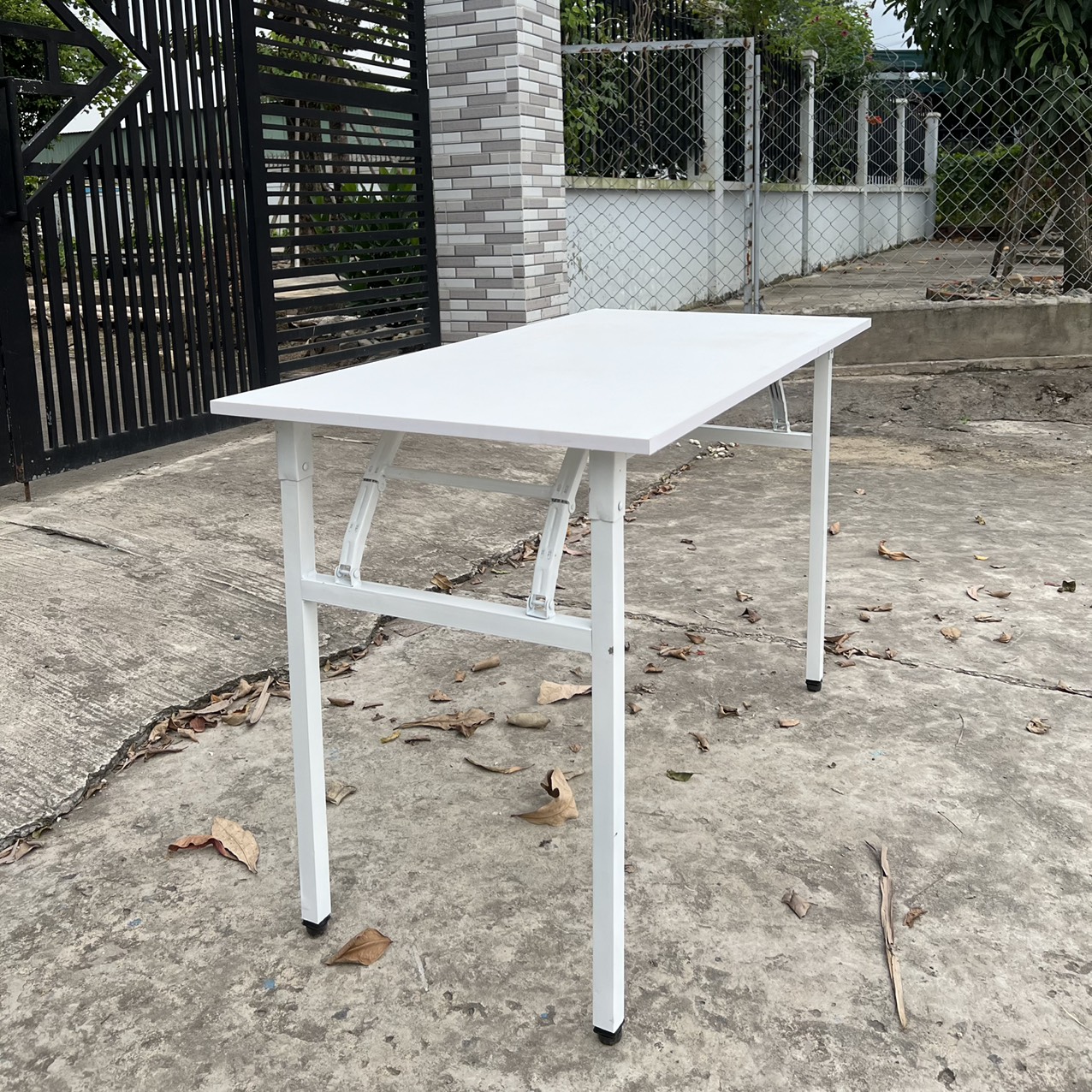 Bàn Chân gấp sắt màu trắng - CGS1