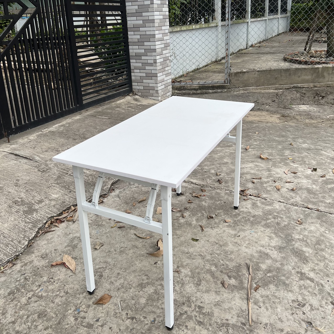 Bàn Chân gấp sắt màu trắng - CGS1