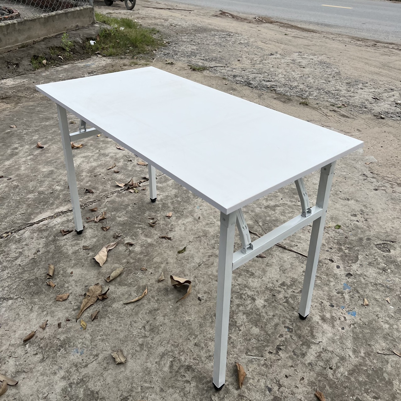 Bàn Chân gấp sắt màu trắng - CGS1