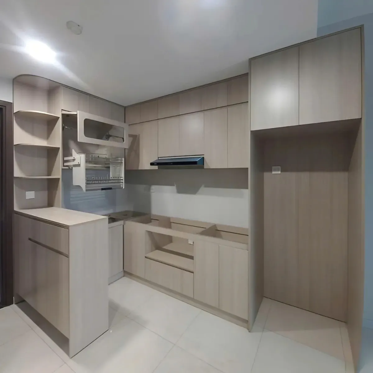 Tủ bếp chữ L tích hợp đảo bếp mini và tủ kho, thiết kế hiện đại, phù hợp nhà phố