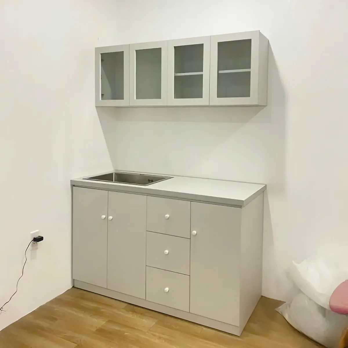 Tủ bếp chữ I thiết kế lưu trữ thông minh, tủ trên cao sát trần, tiện dụng và hiện đại