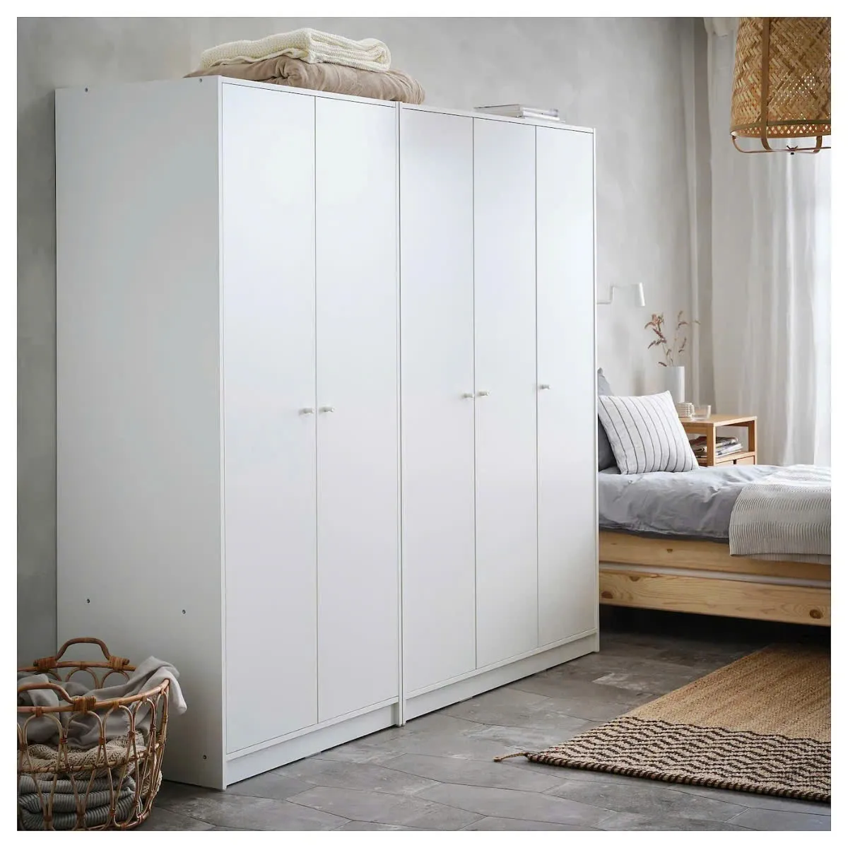 Tủ quần áo 3 cánh thiết kế đứng phong cách tối giản, cửa mở tiện lợi, phù hợp cho không gian phòng ngủ nhỏ gọn, dễ phối nội thất, có ngăn treo và để giày dép tiện dụng.