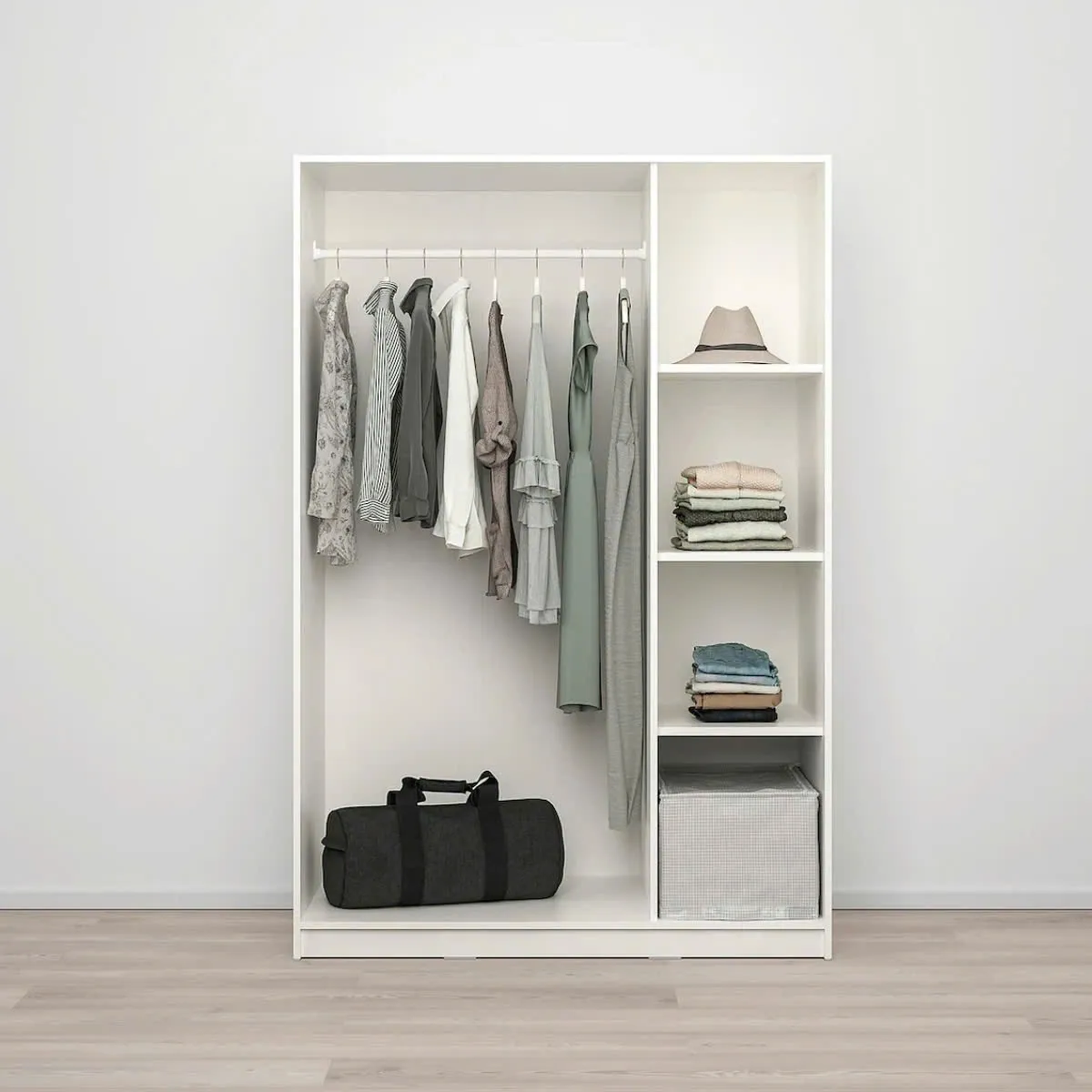Tủ quần áo 3 cánh thiết kế đứng phong cách tối giản, cửa mở tiện lợi, phù hợp cho không gian phòng ngủ nhỏ gọn, dễ phối nội thất, có ngăn treo và để giày dép tiện dụng.