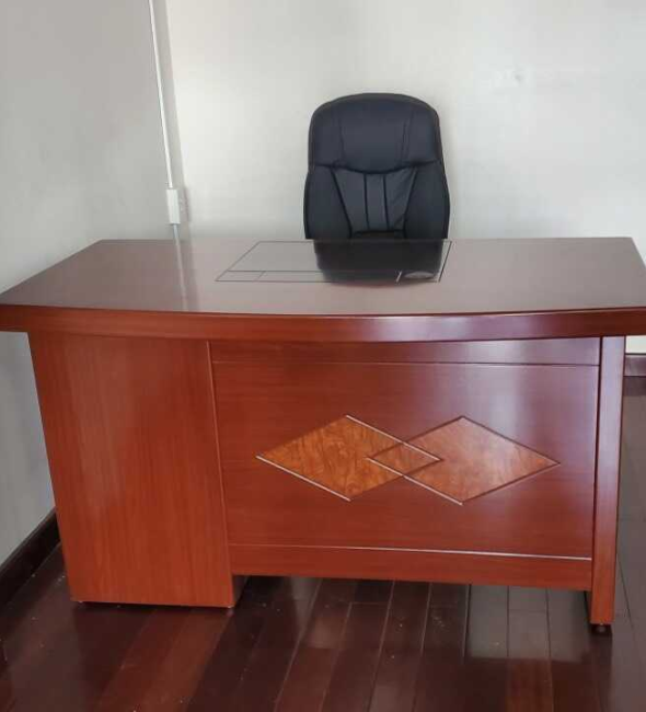 Bàn Giám Đốc 1m4 Hoa Văn - BGĐ13