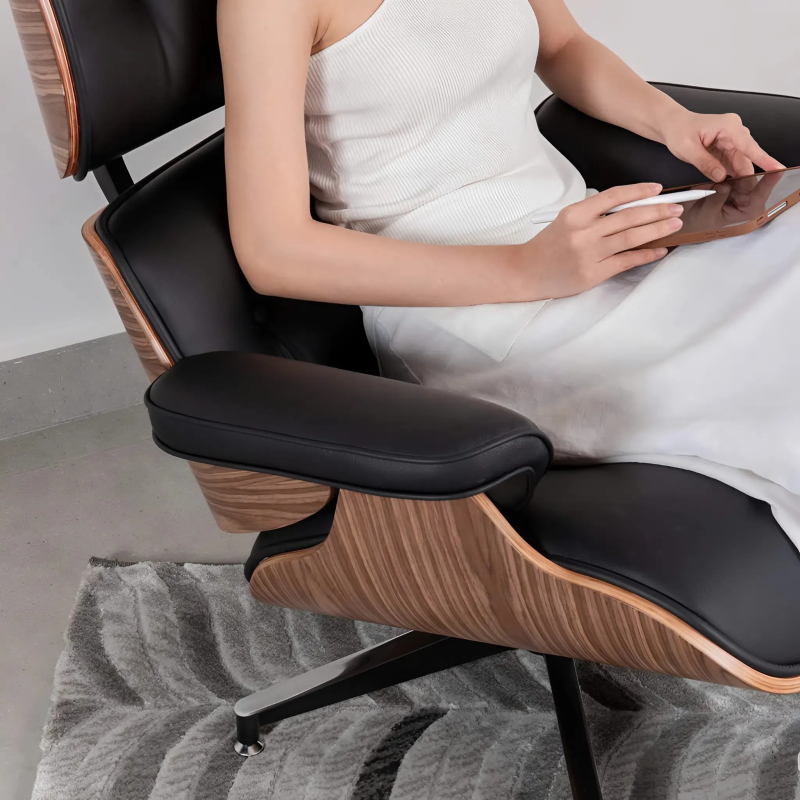 Ghế Giám Đốc Da Đen Khung Gỗ Kèm Đôn Chân - GGĐ50