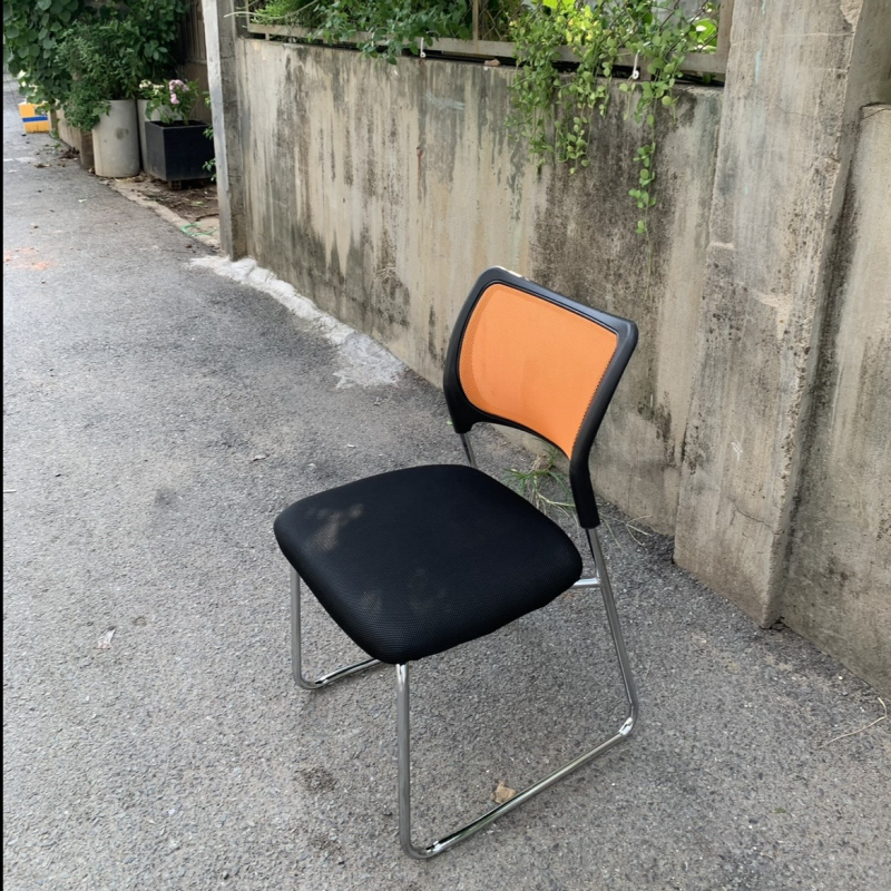 Ghế Văn Phòng Chân Quỳ Lưới Không Tay Màu Cam - GQ15