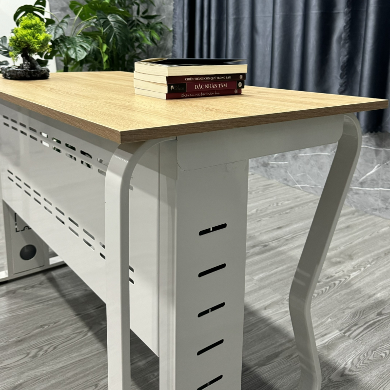 Bàn Làm Việc Có Yếm Chân Sắt Nhập Khẩu - BLV111