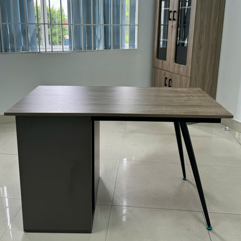 Bàn Làm Việc Chân Sắt Có Hộc - BLV120